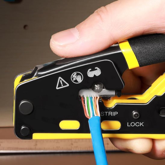 Pince a sertir en usage sur installation photovoltaïque