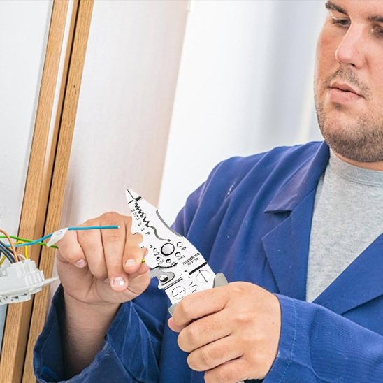 Pince a denuder utilisée par electricien sur un chantier