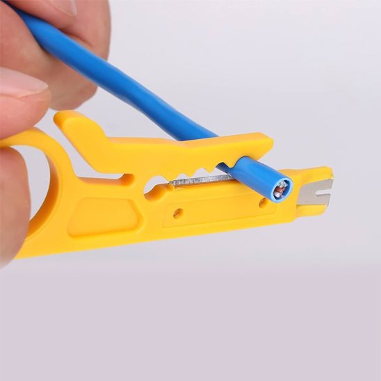 Pince a denuder denude un cable bleu 