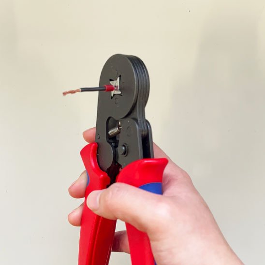 Pince à sertir automatique effectuant sertissage rapide sécurisé
