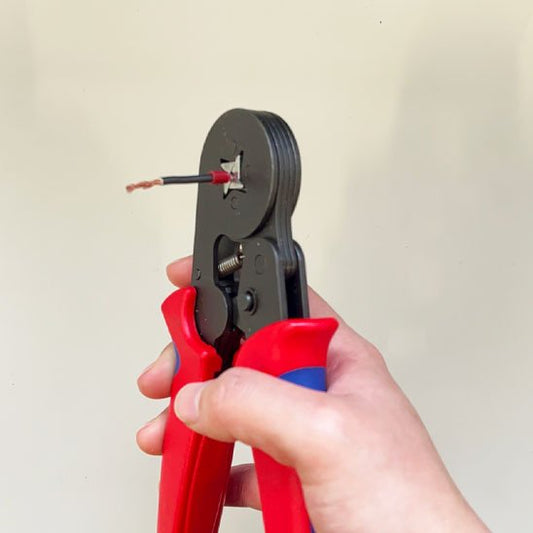 Pince à sertir automatique effectuant sertissage rapide sécurisé