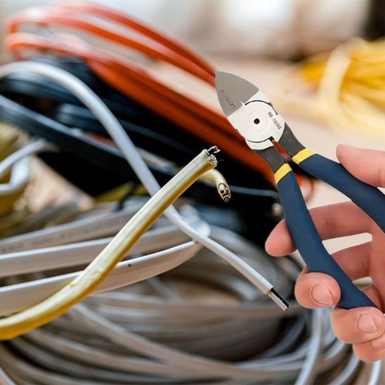 Pince coupante sectionnant les extrémités câble électrique