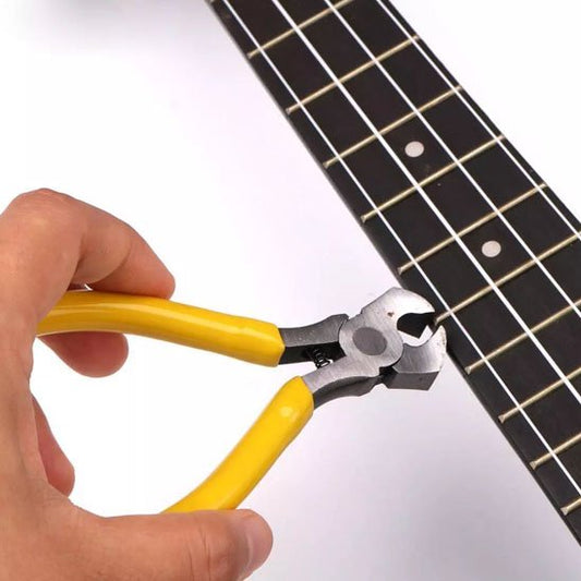 Pince coupante utilisée pour ajuster  cordage d’une guitare