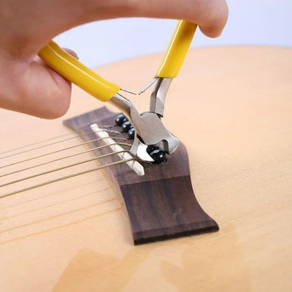 Pince coupante coupant l’excédent d’une corde de guitare
