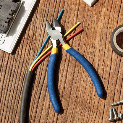 Pince coupante en usage dans atelier de maintenance électrique