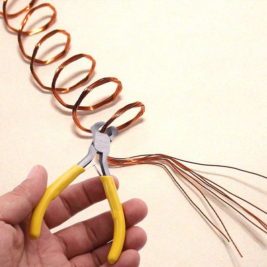 Pince coupante haute précision effectuant  coupe nette