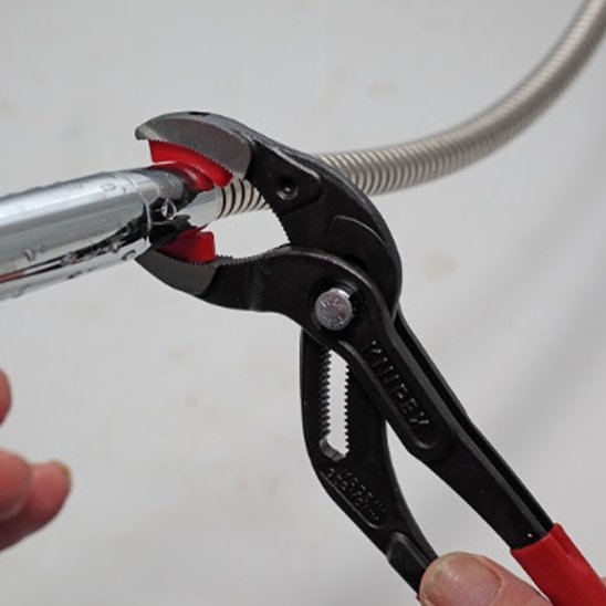 Pince multiprise serre une rallonge a douche 
