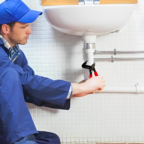 Pince multiprise entre les mains d'un technicien