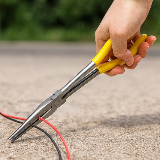 Pince a bec Pince à bec jaune saisissant des fils électriques