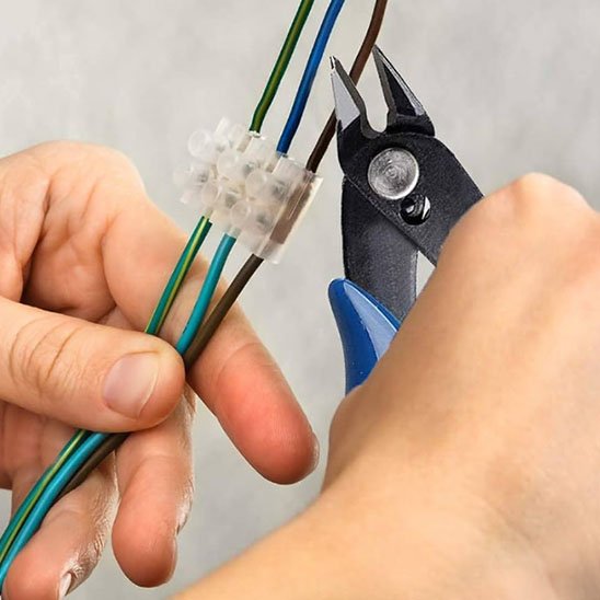 Pince à sertir prépare un câble avant pose connecteur