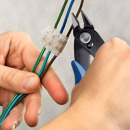 Pince à sertir prépare un câble avant pose connecteur