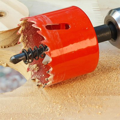 Scie cloche sur un plan de travail