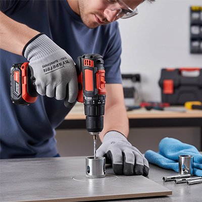 Scie cloche fait trou sur une plaque en métal 