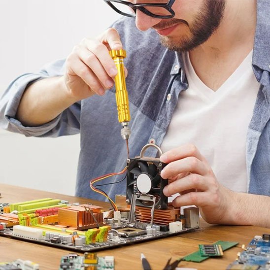 Tournevis entre les mains  d'un reparateur