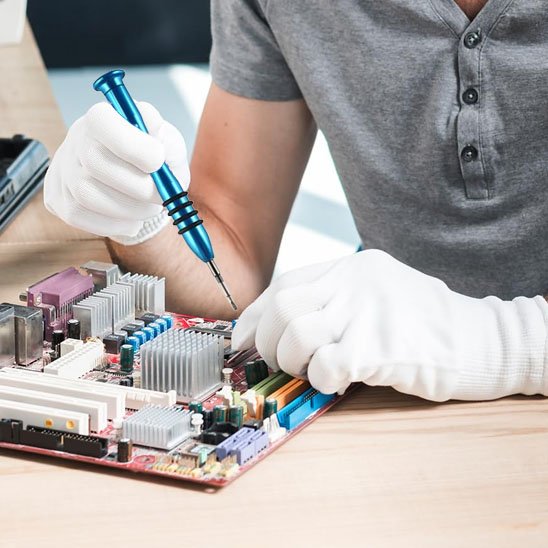 Tournevis entre les mains d'un technicen