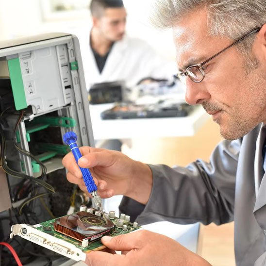 Tournevis repare disque dur d'un ordinateur