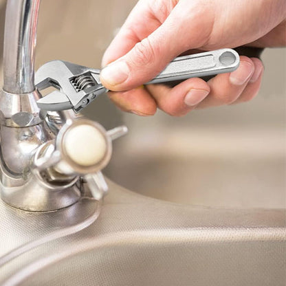 clé à molette utilisée pour divers 
 travaux de bricolage