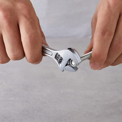 clé à molette serrant fermement un boulon métallique