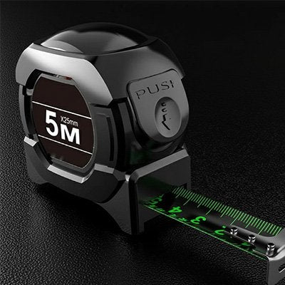 Mètre ruban 5M noir premium sur fond sombre