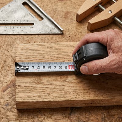 Mètre ruban mesurant avec précision une planche en bois
