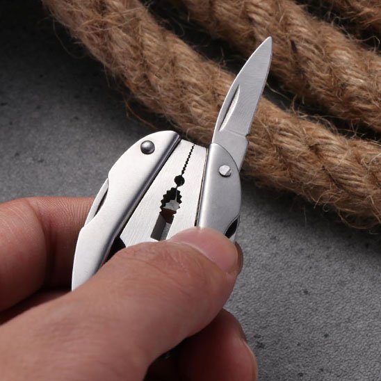 Pince multifonction utilisee pour sanctionner une corde