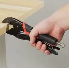 pince étau maintient solidement un écrou hexagonal fixé sur une barre métallique pour un serrage puissant et sécurisé.