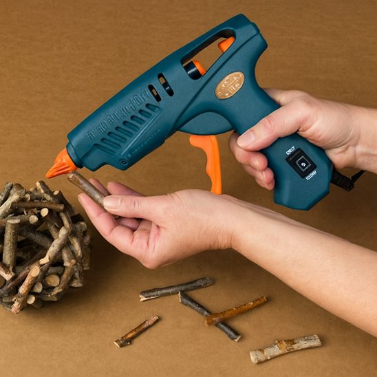 pistolet à colle branché, utilisé pour un assemblage en bois