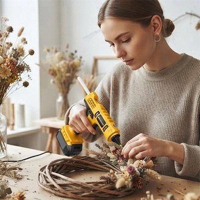 pistolet à colle jaune dans un atelier d’électronique