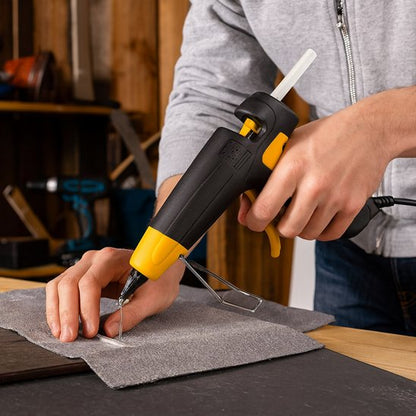 pistolet à colle utilisé pour fixer un tissu sur un support