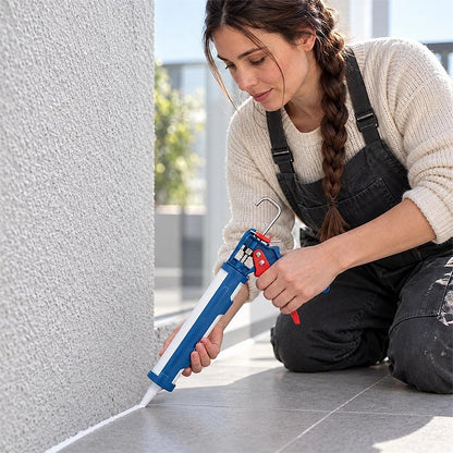 pistolet à silicone tenu par une femme à genoux