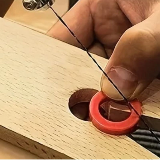 scie à chantourner Découpe minutieuse un morceau de porcelaine