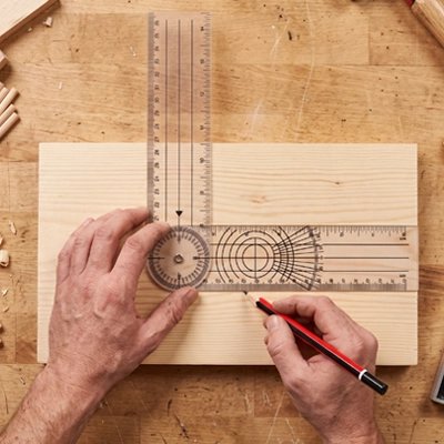 Vue du dessus, traçage d'un angle sur une planche avec crayon